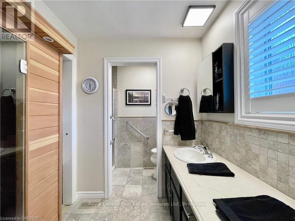 












184 DUNDAS STREET E

,
Hamilton (Waterdown),




Ontario
L8N2Z7

