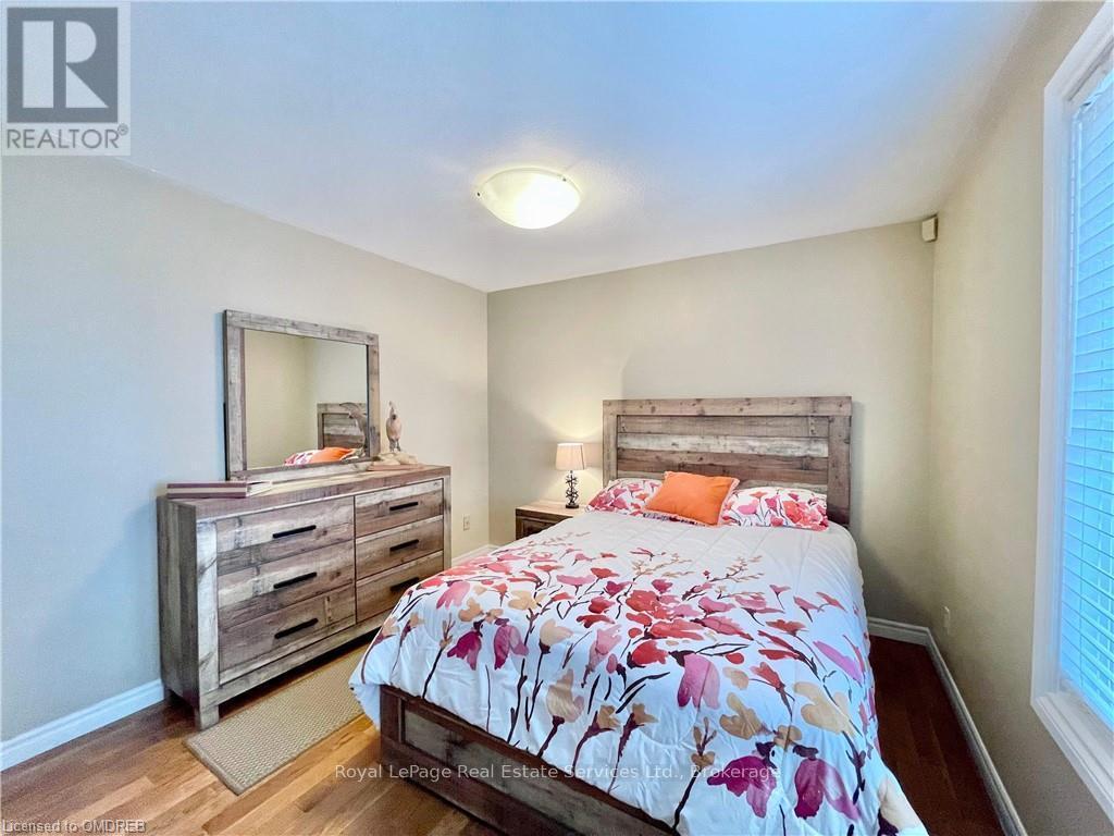 












184 DUNDAS STREET E

,
Hamilton (Waterdown),




Ontario
L8N2Z7

