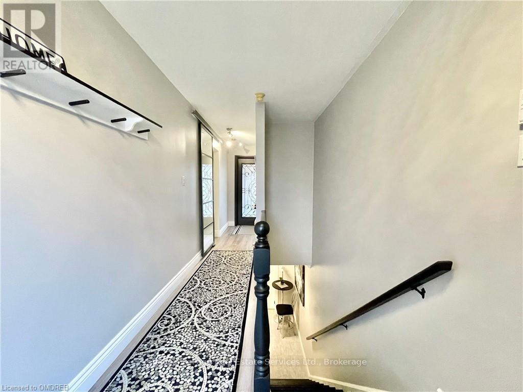 












184 DUNDAS STREET E

,
Hamilton (Waterdown),




Ontario
L8N2Z7

