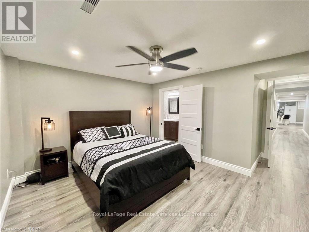 












184 DUNDAS STREET E

,
Hamilton (Waterdown),




Ontario
L8N2Z7

