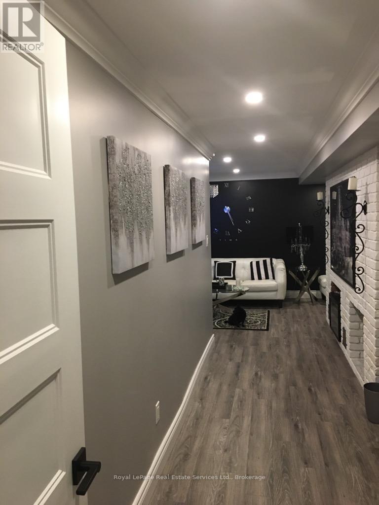 












184 DUNDAS STREET E

,
Hamilton (Waterdown),




Ontario
L8N2Z7

