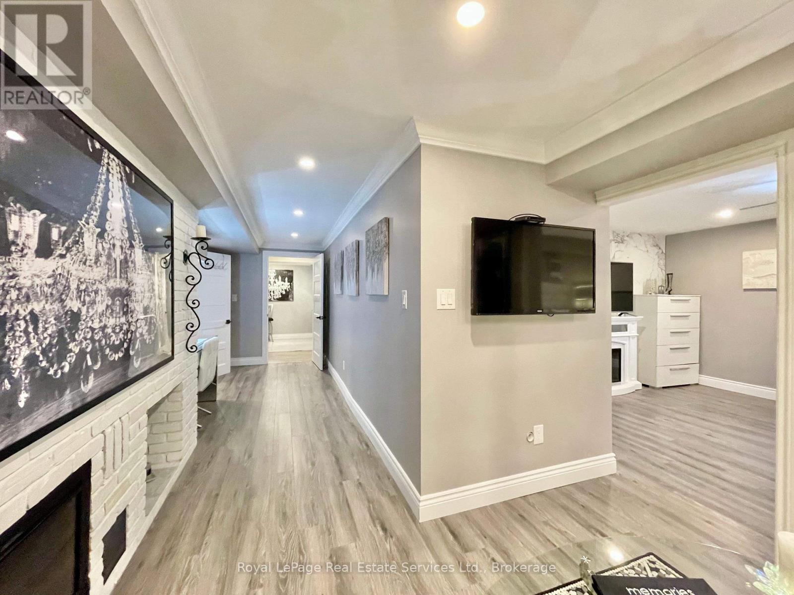 












184 DUNDAS STREET E

,
Hamilton (Waterdown),




Ontario
L8N2Z7

