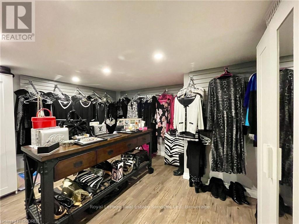 












184 DUNDAS STREET E

,
Hamilton (Waterdown),




Ontario
L8N2Z7

