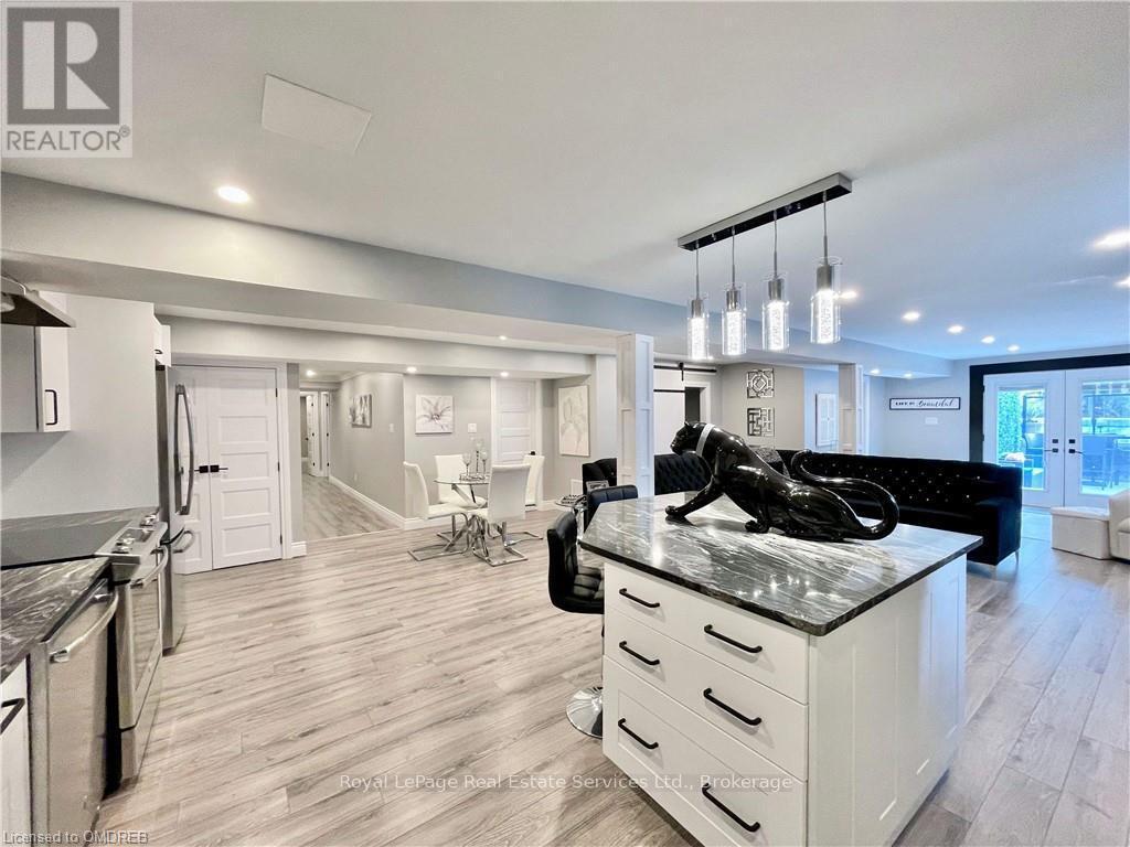 












184 DUNDAS STREET E

,
Hamilton (Waterdown),




Ontario
L8N2Z7


