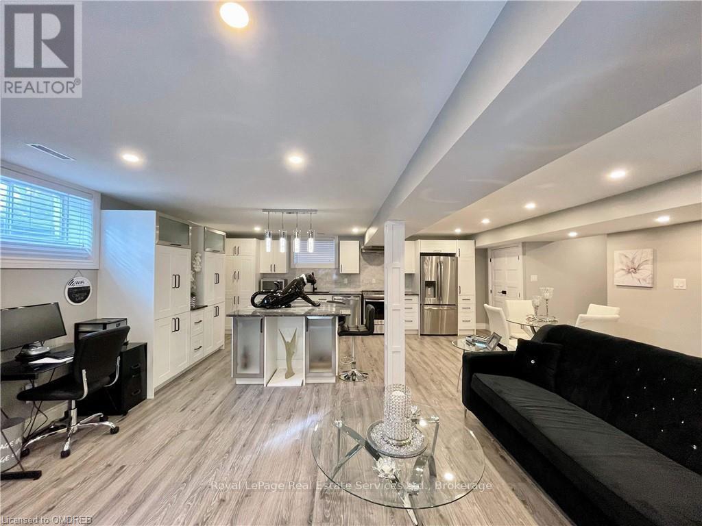 












184 DUNDAS STREET E

,
Hamilton (Waterdown),




Ontario
L8N2Z7

