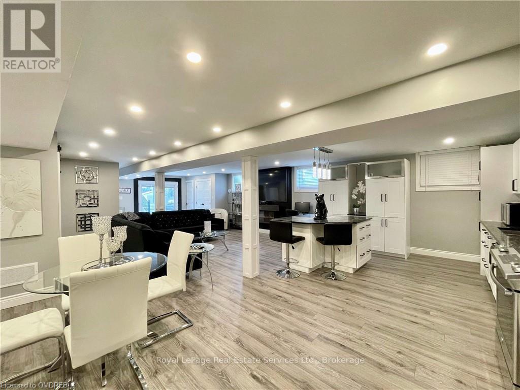












184 DUNDAS STREET E

,
Hamilton (Waterdown),




Ontario
L8N2Z7

