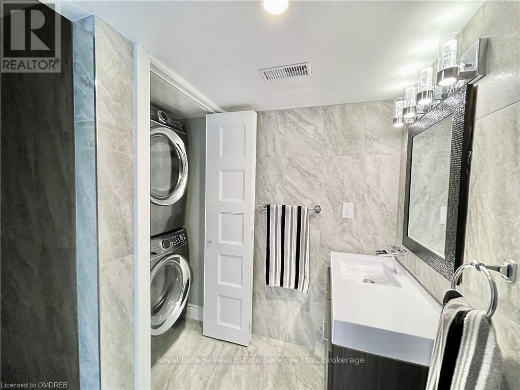 












184 DUNDAS STREET E

,
Hamilton (Waterdown),




Ontario
L8N2Z7


