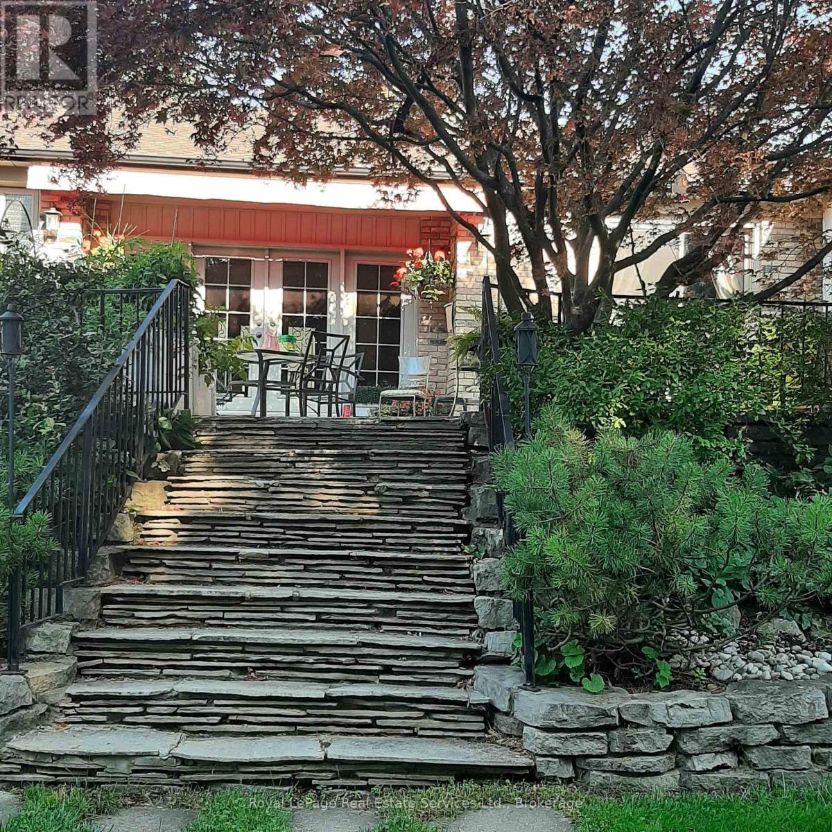 












184 DUNDAS STREET E

,
Hamilton (Waterdown),




Ontario
L8N2Z7

