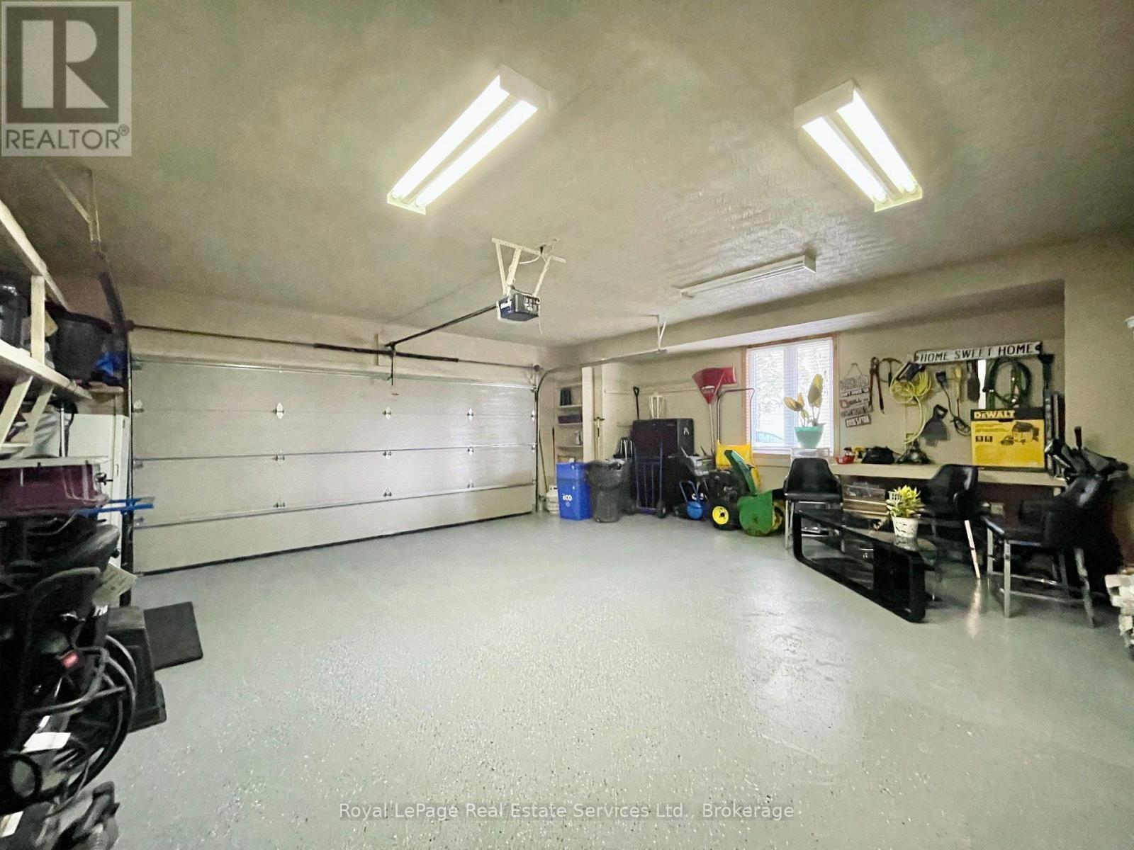












184 DUNDAS STREET E

,
Hamilton (Waterdown),




Ontario
L8N2Z7

