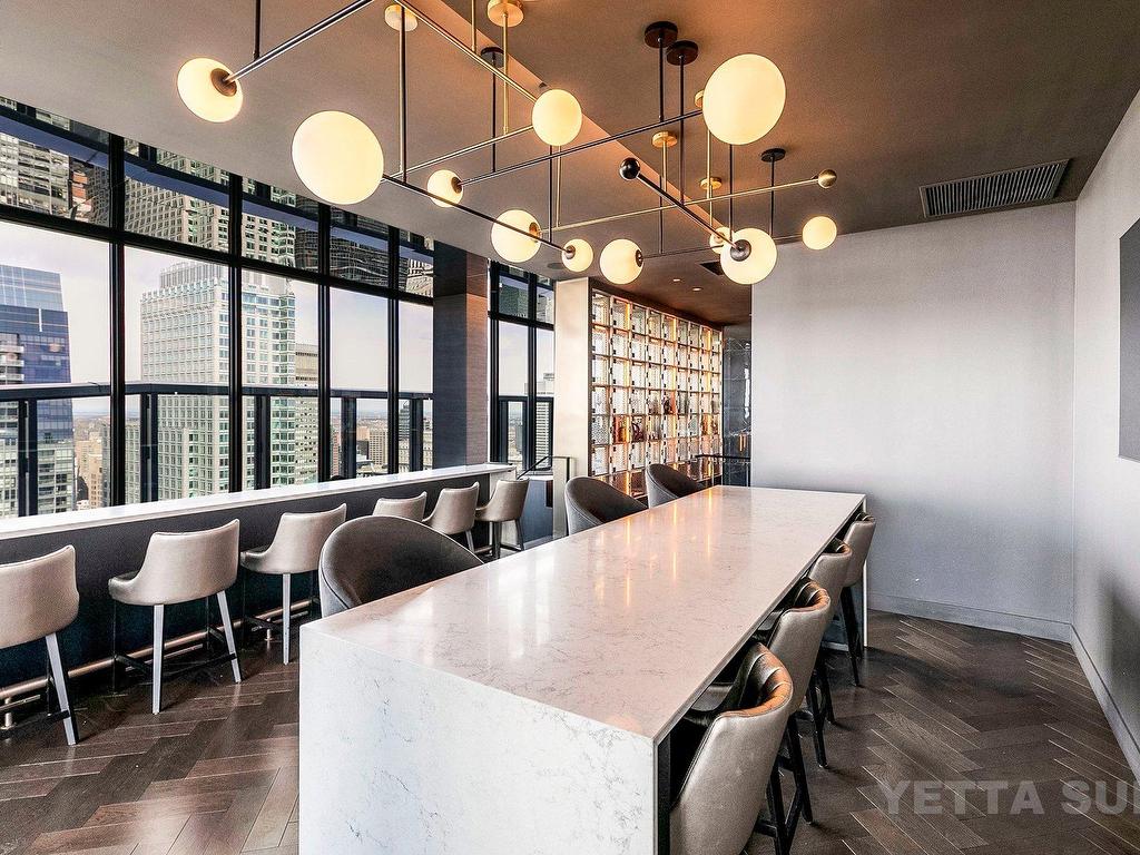









1288


Rue St-Antoine O.

, 2405,
Montréal (Ville-Marie),




QC
H3C1C2

