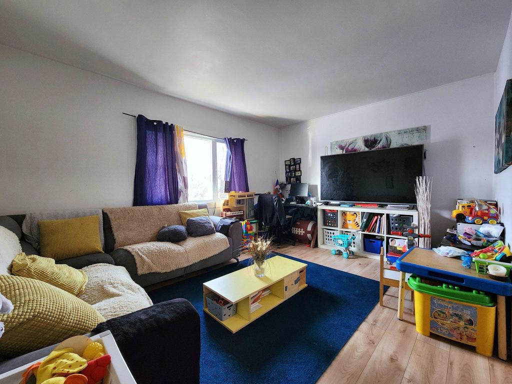 









10809

 - 10811


Av. Pigeon

,
Montréal (Montréal-Nord),




QC
H1G5V2

