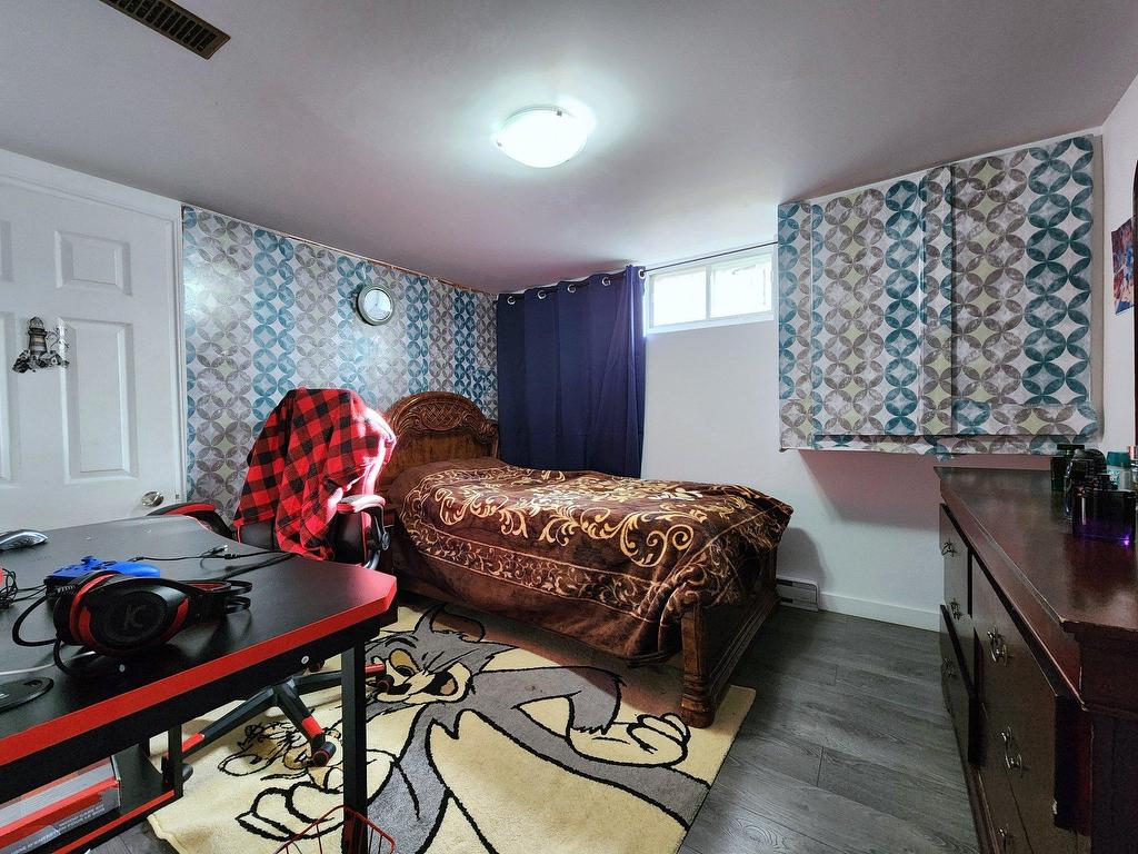 









10809

 - 10811


Av. Pigeon

,
Montréal (Montréal-Nord),




QC
H1G5V2

