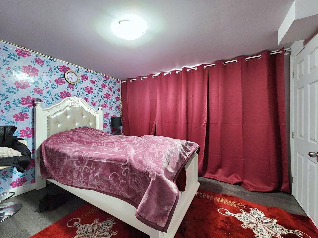 









10809

 - 10811


Av. Pigeon

,
Montréal (Montréal-Nord),




QC
H1G5V2

