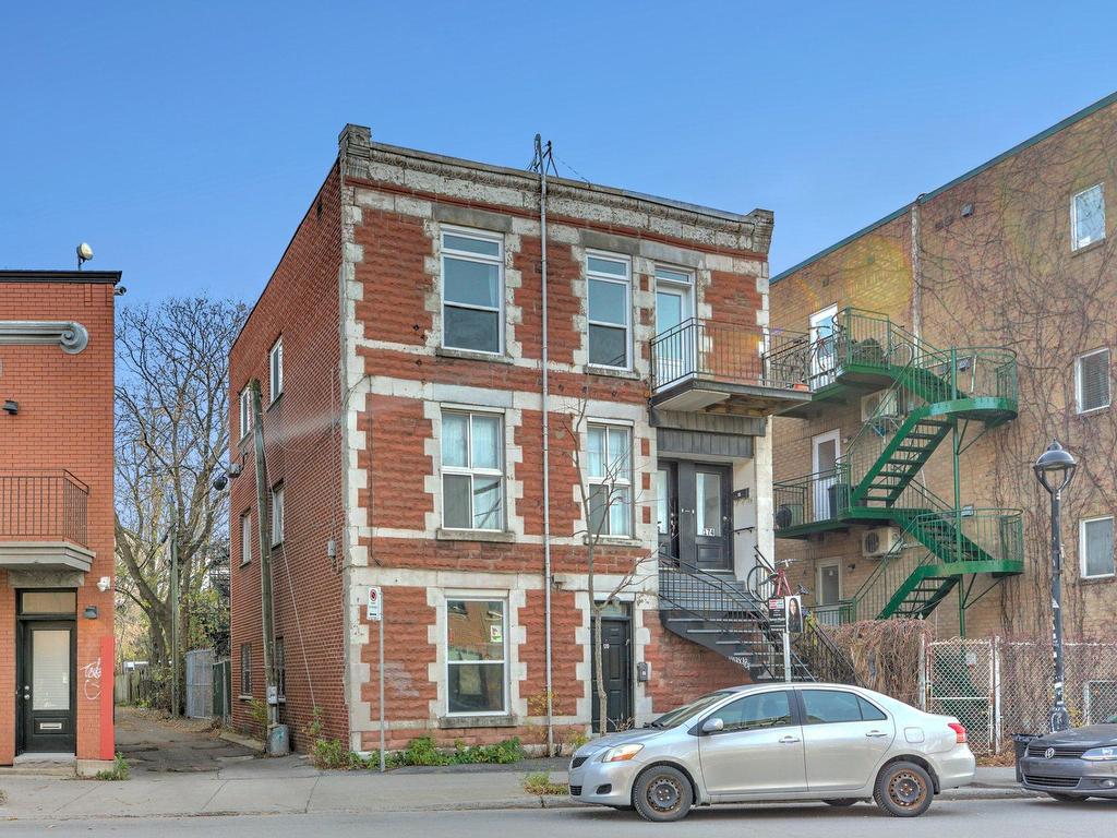 









170

 - 174


Av. Van Horne

,
Montréal (Le Plateau-Mont-Royal),




QC
H2T2J4

