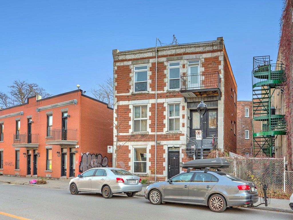 









170

 - 174


Av. Van Horne

,
Montréal (Le Plateau-Mont-Royal),




QC
H2T2J4

