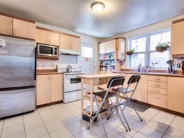 









170

 - 174


Av. Van Horne

,
Montréal (Le Plateau-Mont-Royal),




QC
H2T2J4

