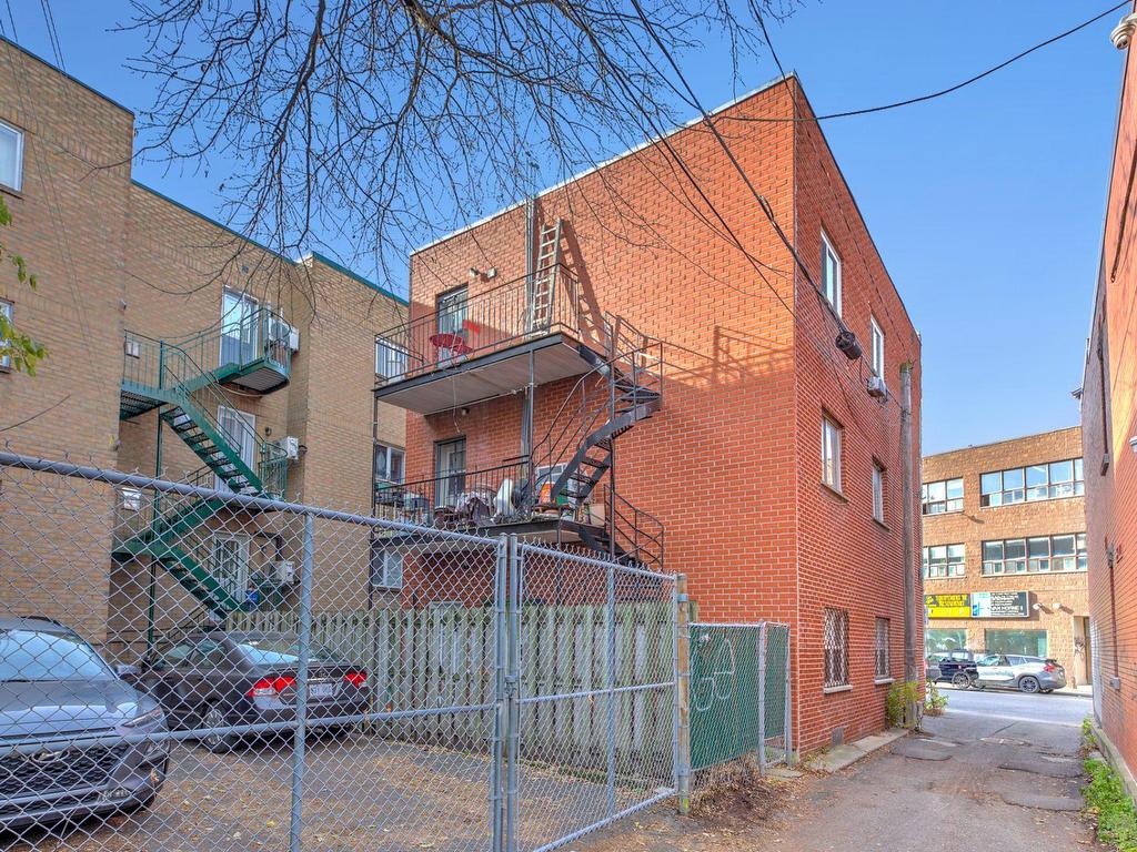 









170

 - 174


Av. Van Horne

,
Montréal (Le Plateau-Mont-Royal),




QC
H2T2J4

