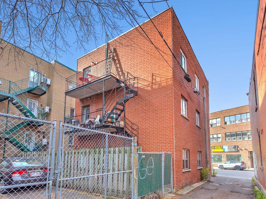 









170

 - 174


Av. Van Horne

,
Montréal (Le Plateau-Mont-Royal),




QC
H2T2J4

