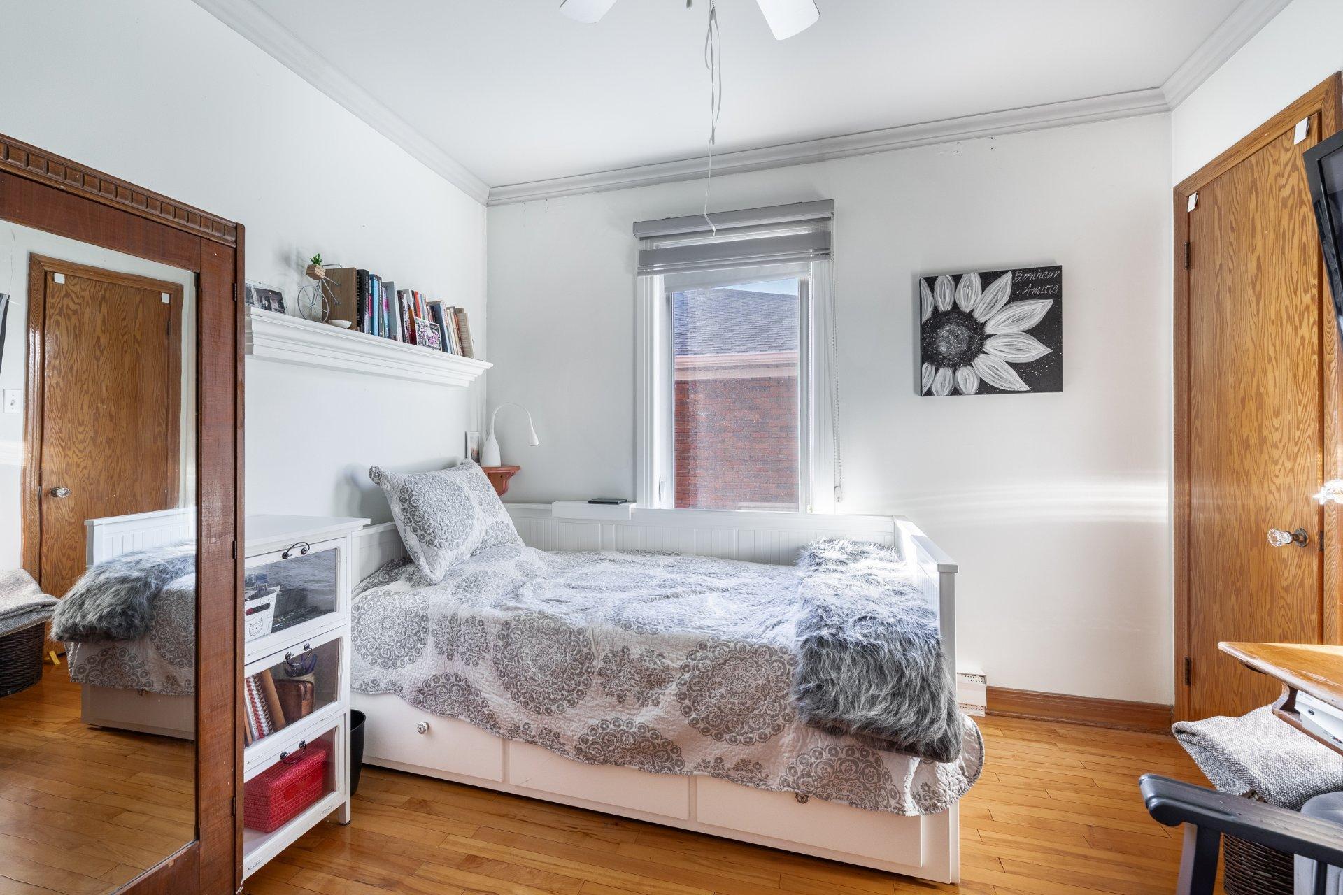 









219

 - 221


Rue St-Hubert

,
Saint-Jean-sur-Richelieu,




QC
J3B1P1

