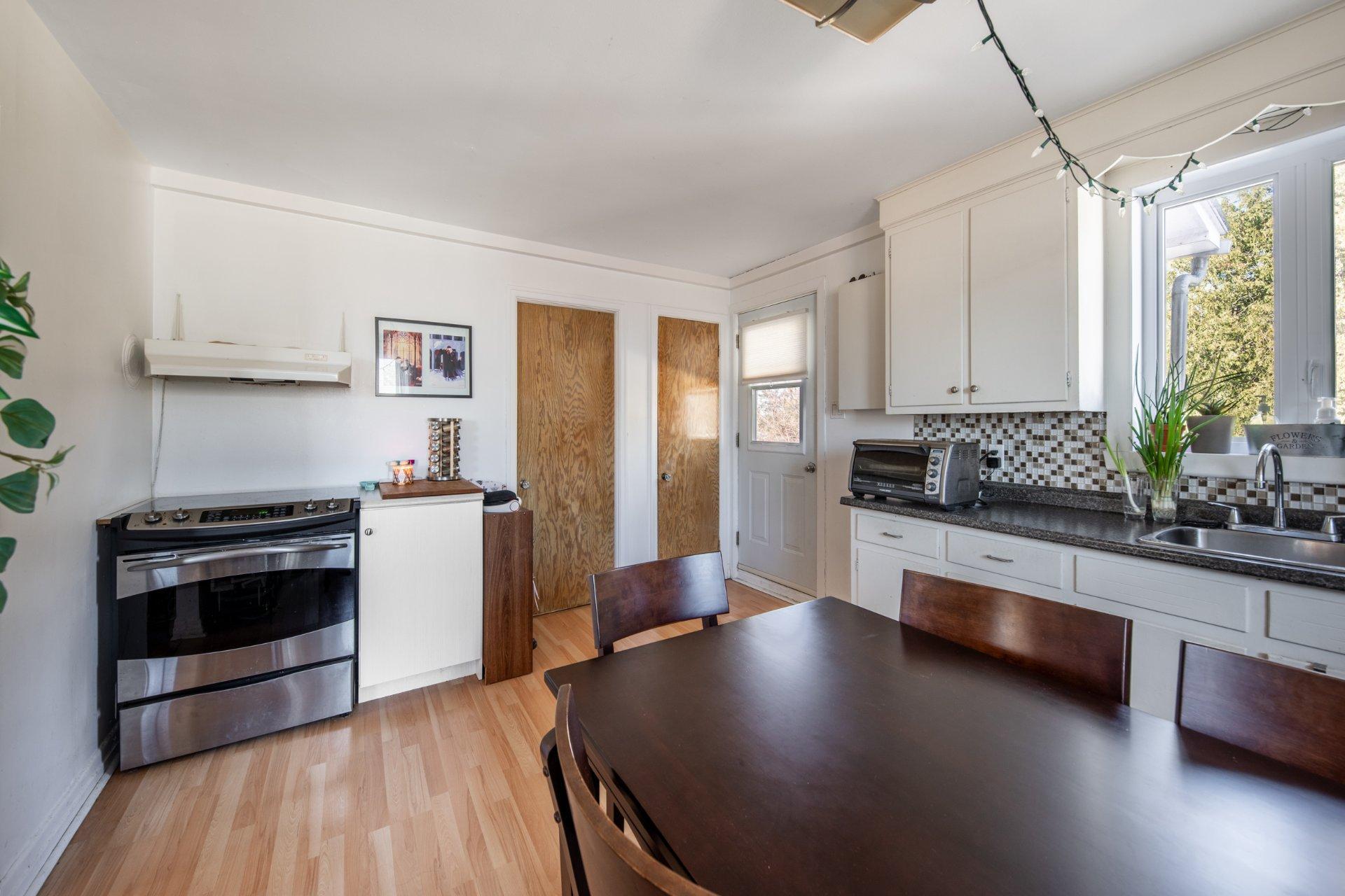 









219

 - 221


Rue St-Hubert

,
Saint-Jean-sur-Richelieu,




QC
J3B1P1

