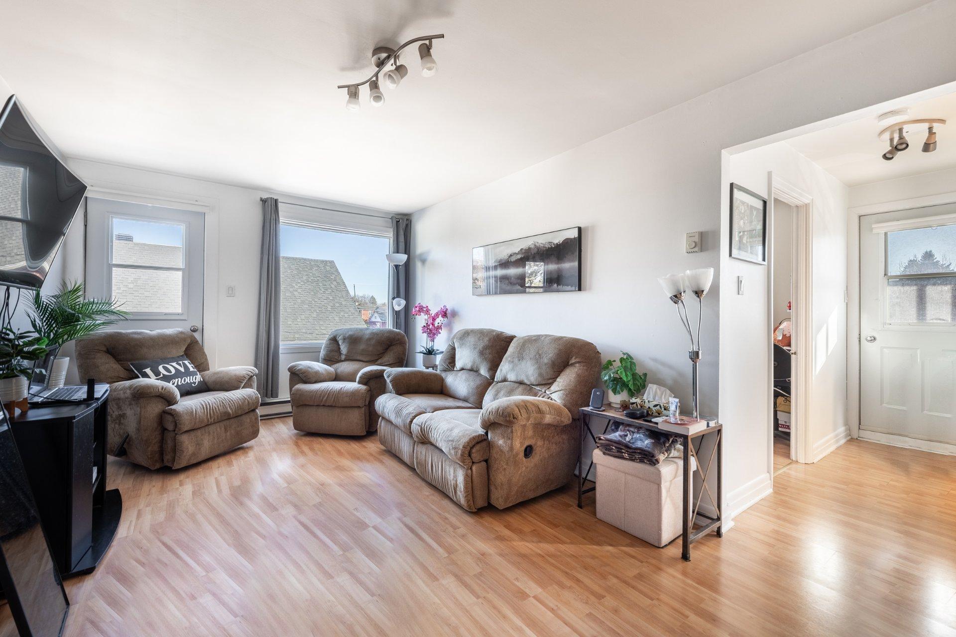 









219

 - 221


Rue St-Hubert

,
Saint-Jean-sur-Richelieu,




QC
J3B1P1

