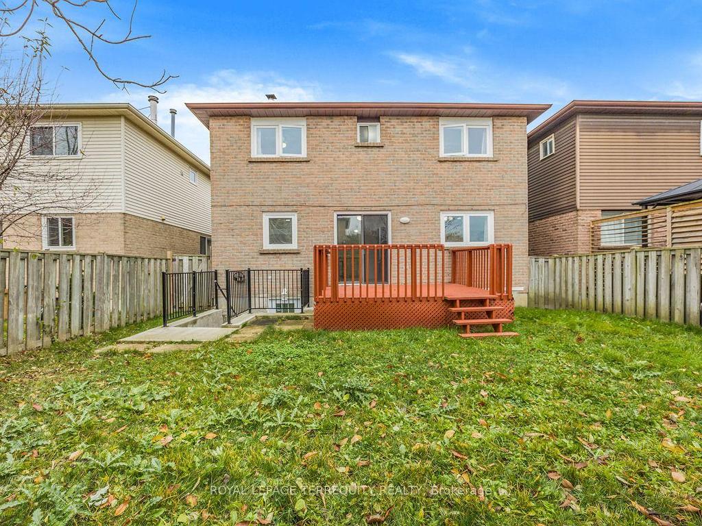 












18 Charlton Cres

,
Ajax,




ON
L1S 4B8

