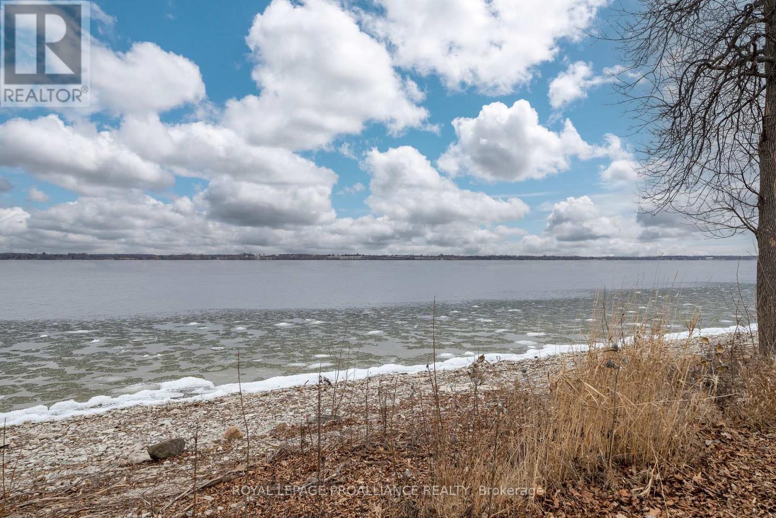 












25 PRINYERS COVE CRESCENT

,
Prince Edward County (North Marysburg Ward),




Ontario
K0K2T0

