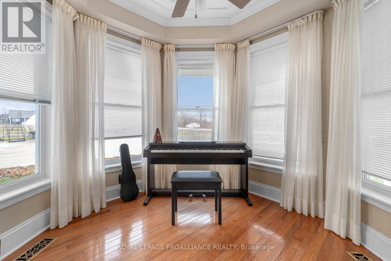 












25 PRINYERS COVE CRESCENT

,
Prince Edward County (North Marysburg Ward),




Ontario
K0K2T0

