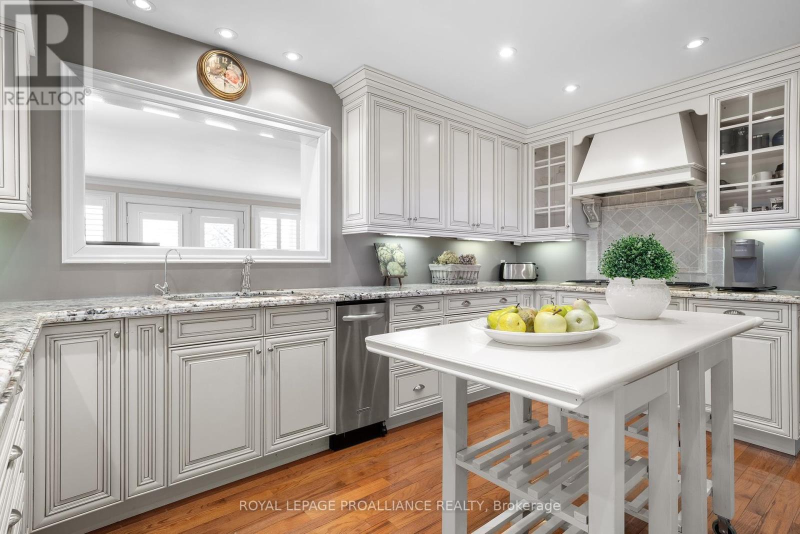 












25 PRINYERS COVE CRESCENT

,
Prince Edward County (North Marysburg Ward),




Ontario
K0K2T0

