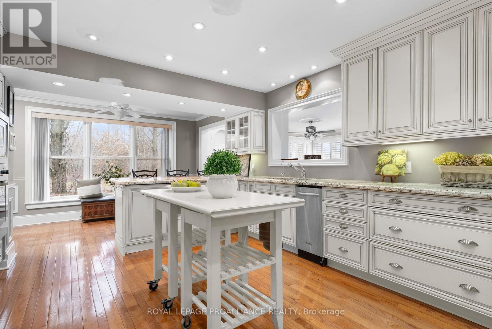 












25 PRINYERS COVE CRESCENT

,
Prince Edward County (North Marysburg Ward),




Ontario
K0K2T0

