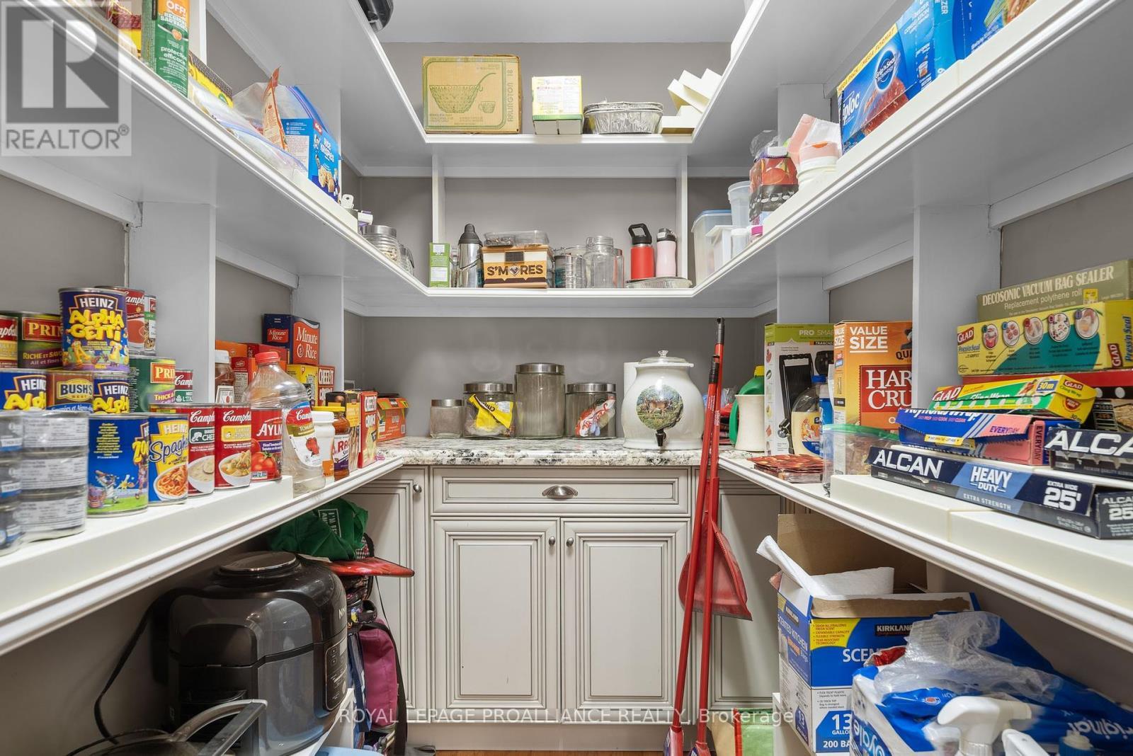 












25 PRINYERS COVE CRESCENT

,
Prince Edward County (North Marysburg Ward),




Ontario
K0K2T0

