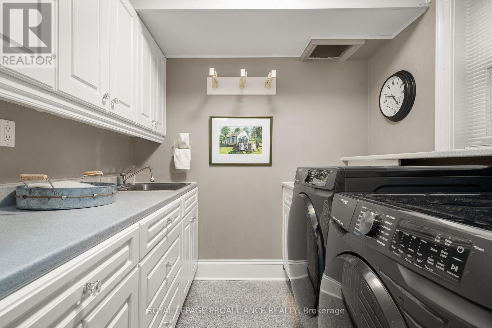 












25 PRINYERS COVE CRESCENT

,
Prince Edward County (North Marysburg Ward),




Ontario
K0K2T0

