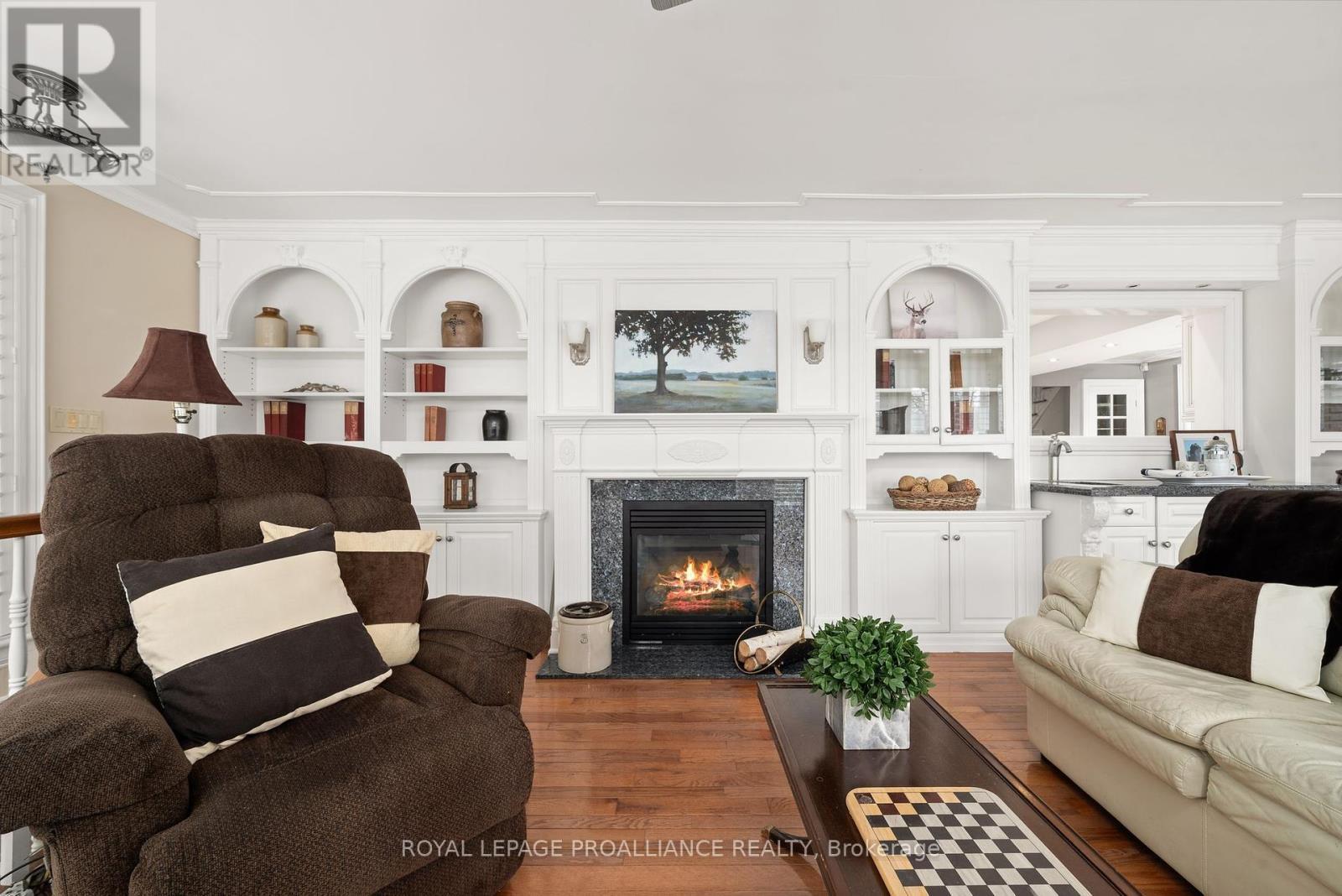 












25 PRINYERS COVE CRESCENT

,
Prince Edward County (North Marysburg Ward),




Ontario
K0K2T0

