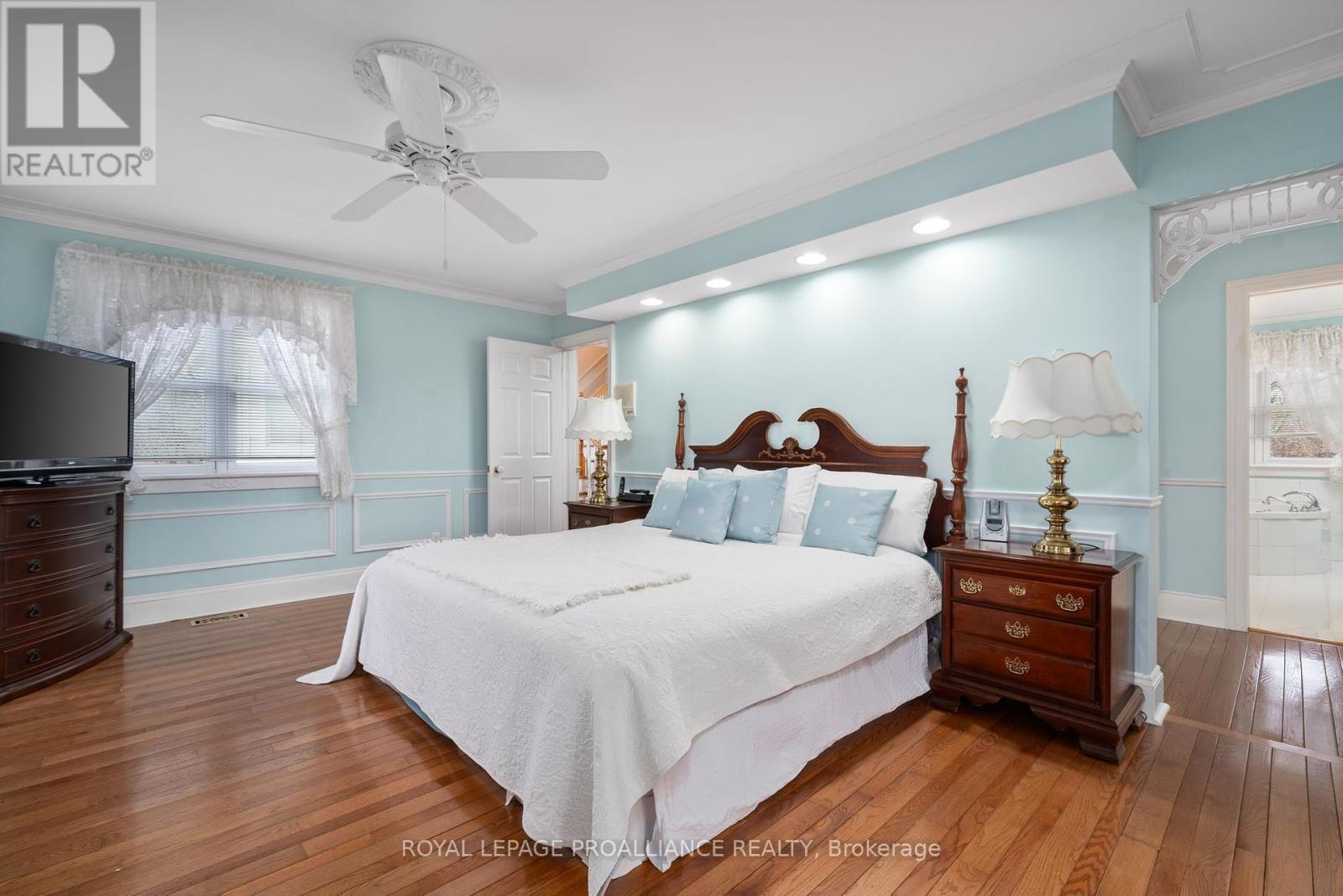 












25 PRINYERS COVE CRESCENT

,
Prince Edward County (North Marysburg Ward),




Ontario
K0K2T0

