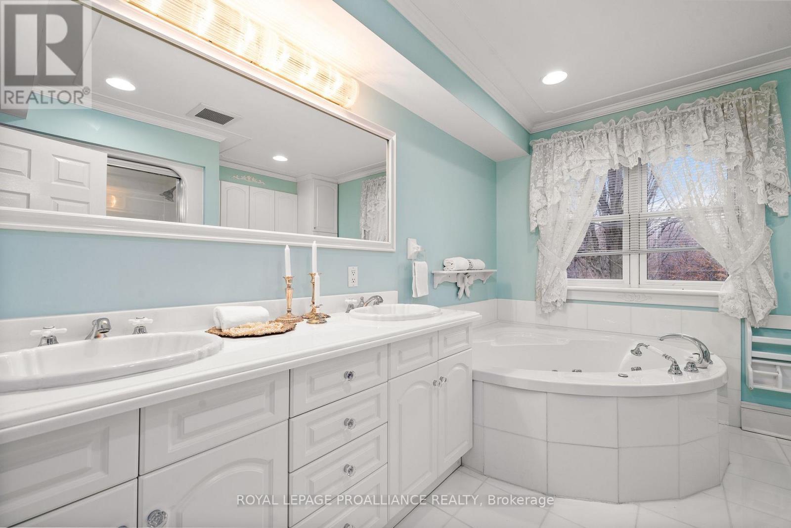 












25 PRINYERS COVE CRESCENT

,
Prince Edward County (North Marysburg Ward),




Ontario
K0K2T0

