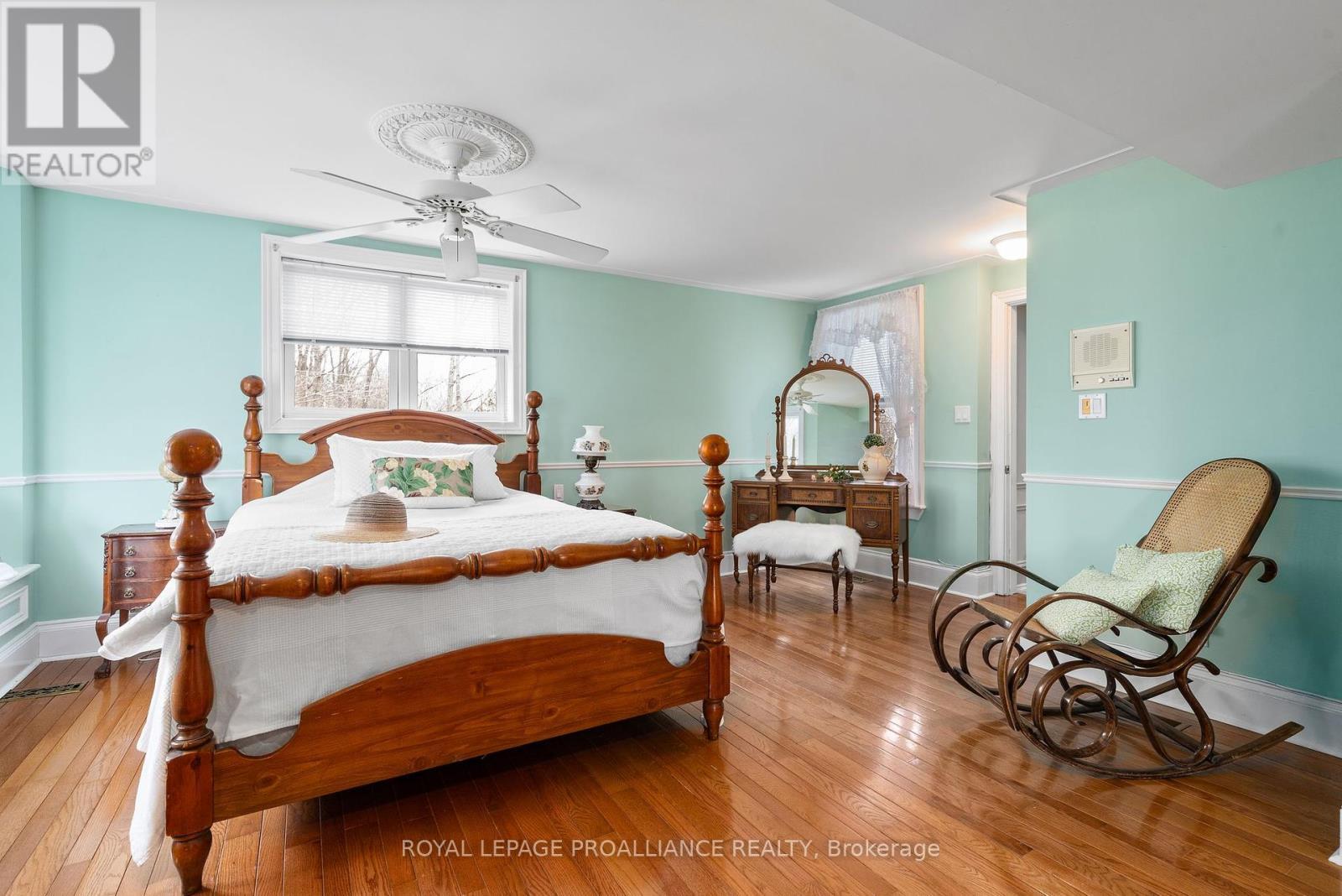 












25 PRINYERS COVE CRESCENT

,
Prince Edward County (North Marysburg Ward),




Ontario
K0K2T0

