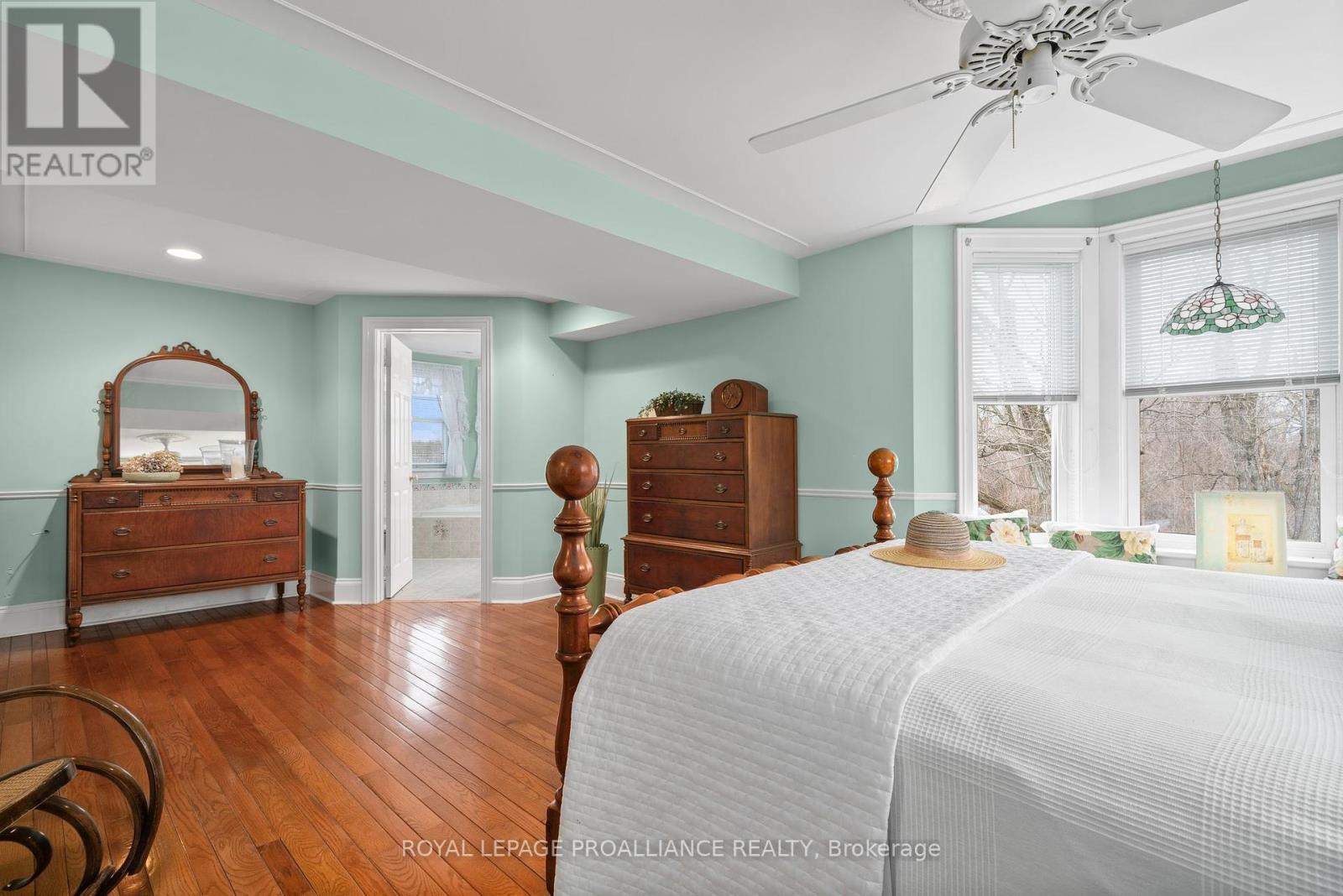 












25 PRINYERS COVE CRESCENT

,
Prince Edward County (North Marysburg Ward),




Ontario
K0K2T0

