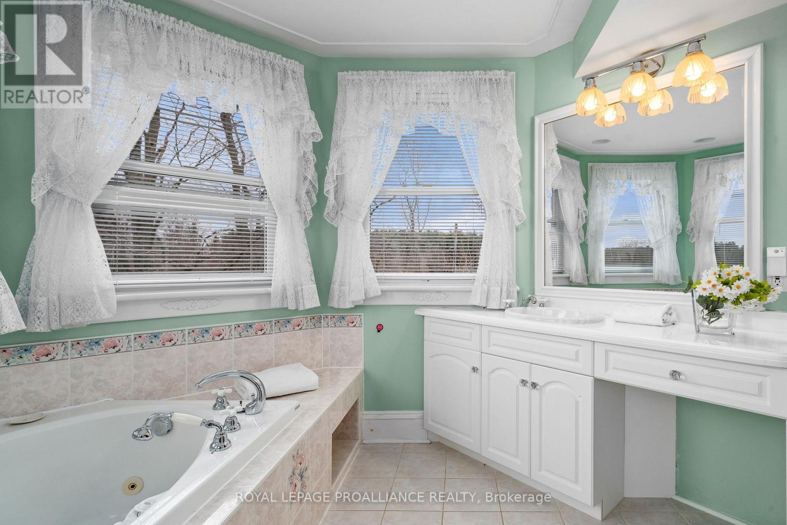 












25 PRINYERS COVE CRESCENT

,
Prince Edward County (North Marysburg Ward),




Ontario
K0K2T0

