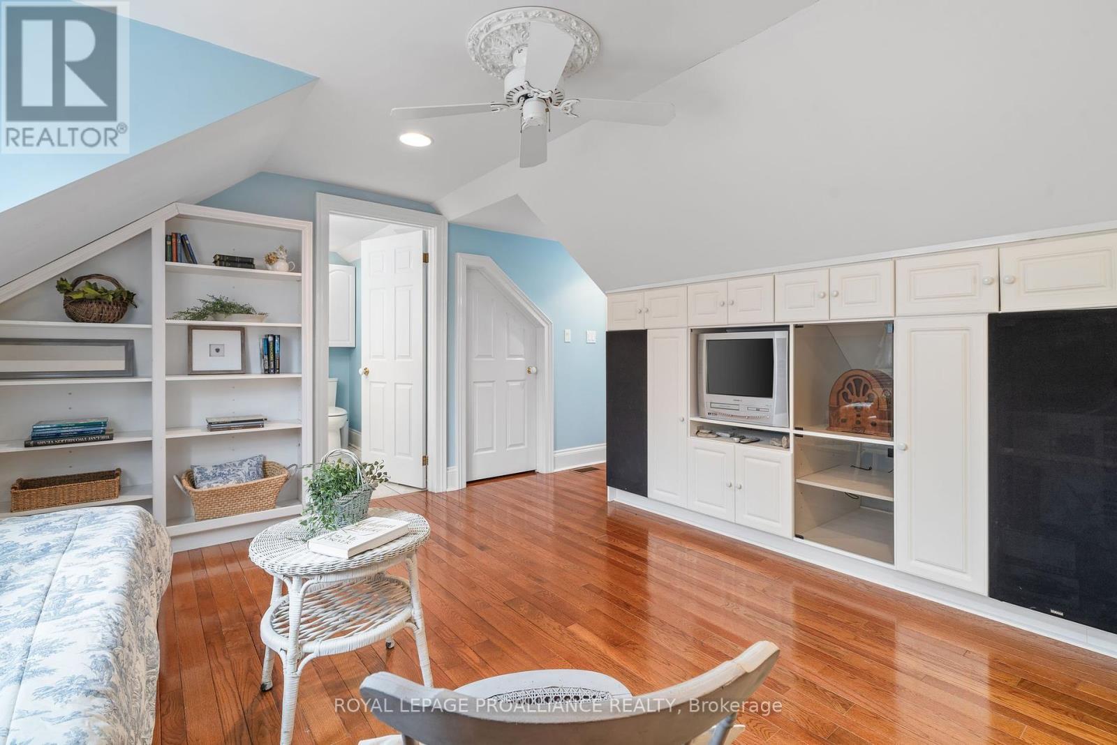 












25 PRINYERS COVE CRESCENT

,
Prince Edward County (North Marysburg Ward),




Ontario
K0K2T0

