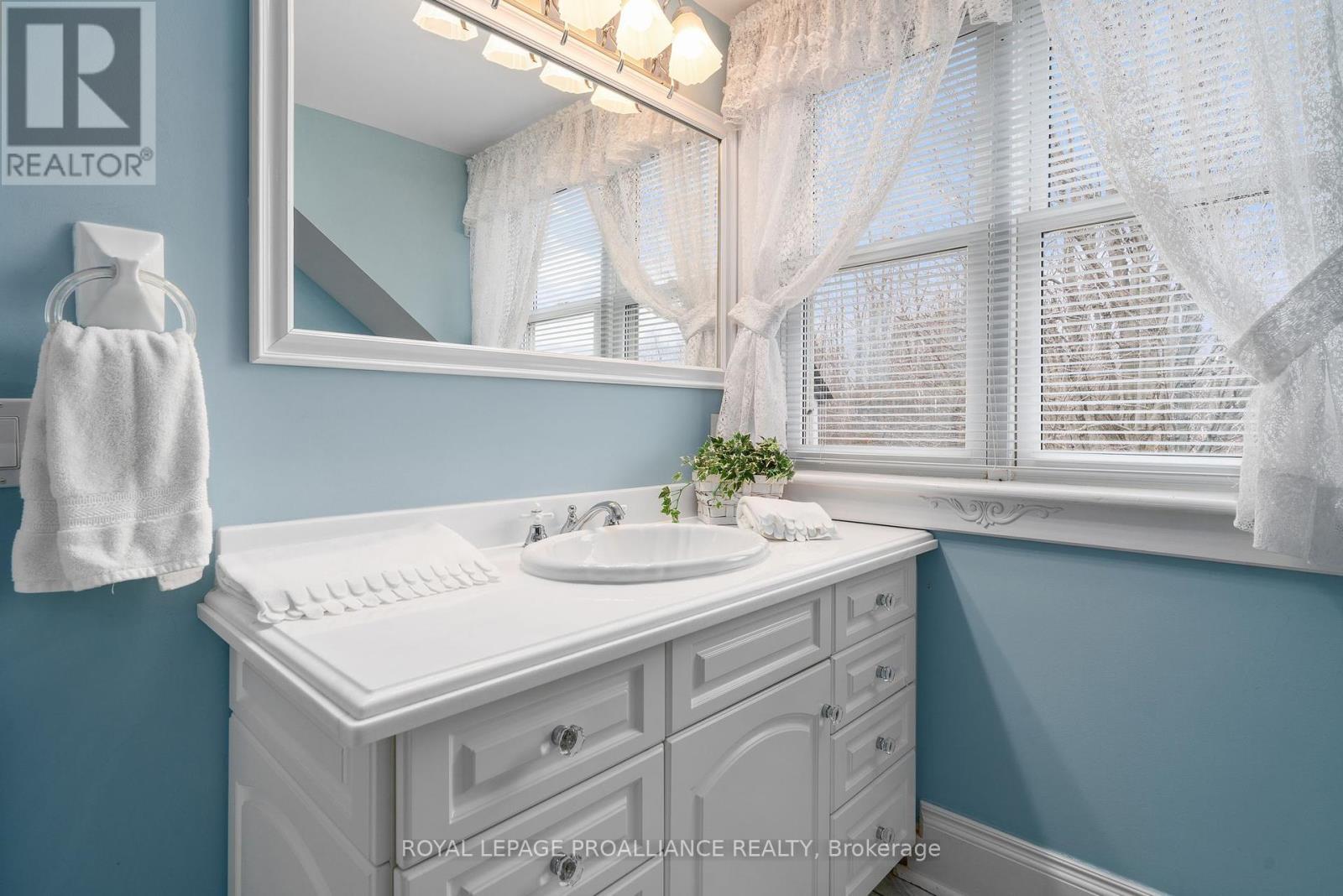












25 PRINYERS COVE CRESCENT

,
Prince Edward County (North Marysburg Ward),




Ontario
K0K2T0

