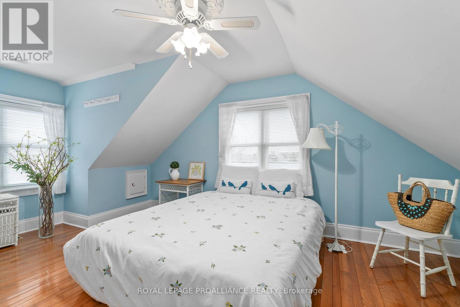 












25 PRINYERS COVE CRESCENT

,
Prince Edward County (North Marysburg Ward),




Ontario
K0K2T0

