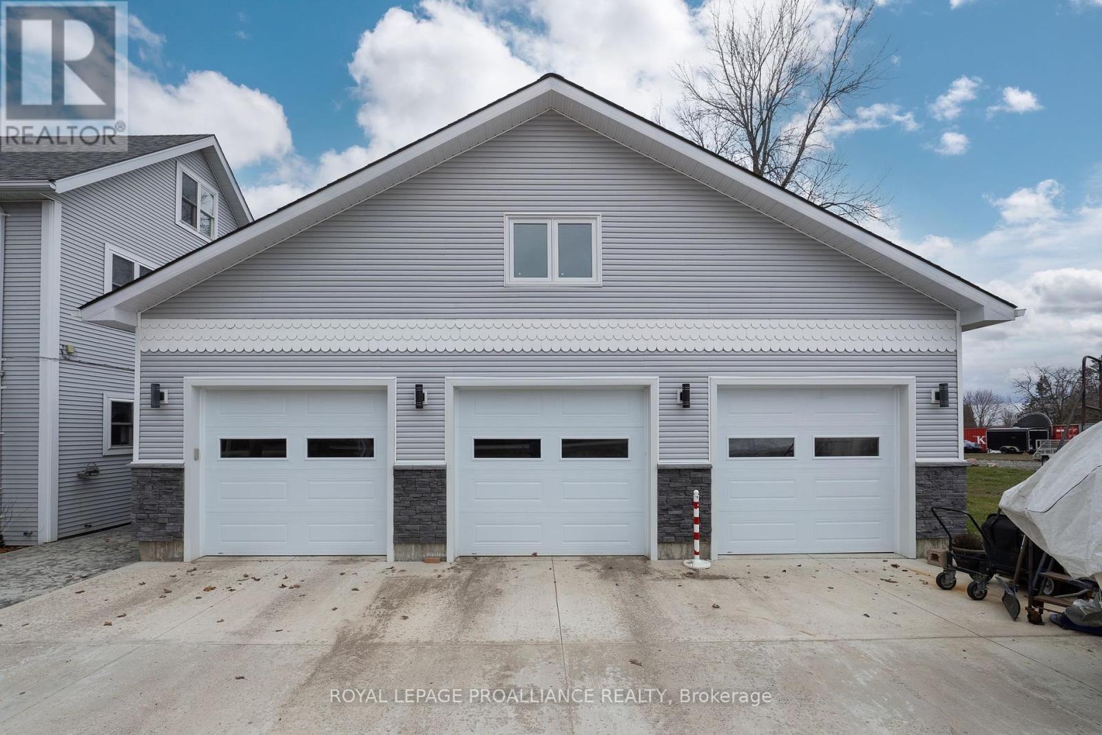 












25 PRINYERS COVE CRESCENT

,
Prince Edward County (North Marysburg Ward),




Ontario
K0K2T0

