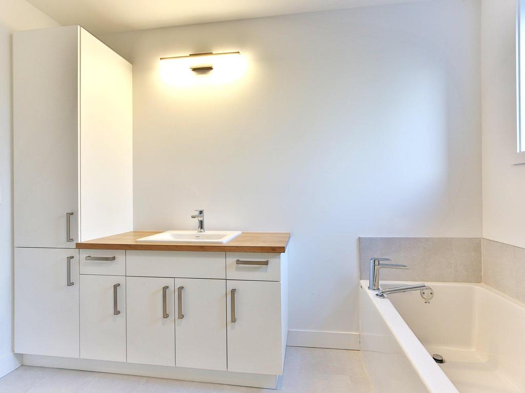 









392


Boul. d'Iberville

, 3,
Saint-Jean-sur-Richelieu,




QC
J2X3Y5

