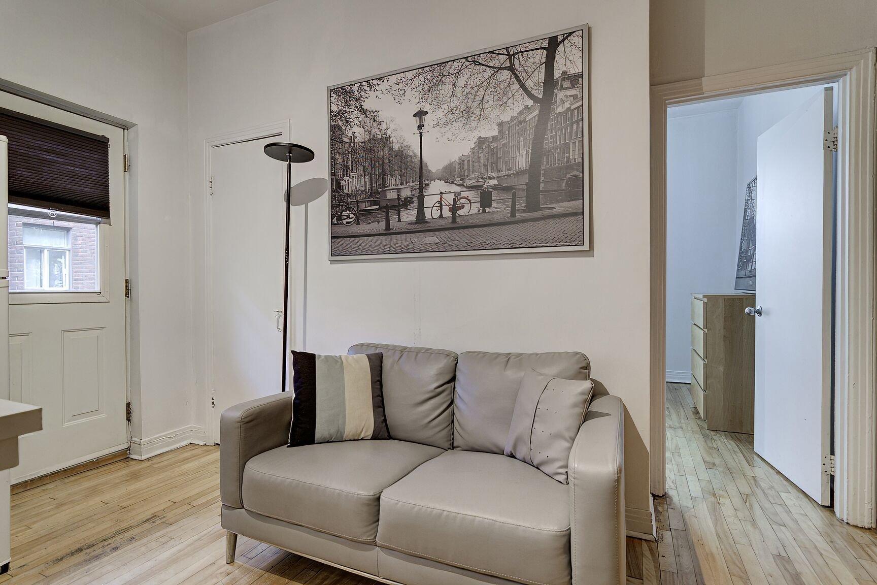 









3999

 - 4003


Rue St-Hubert

,
Montréal (Le Plateau-Mont-Royal),




QC
H2L1B3

