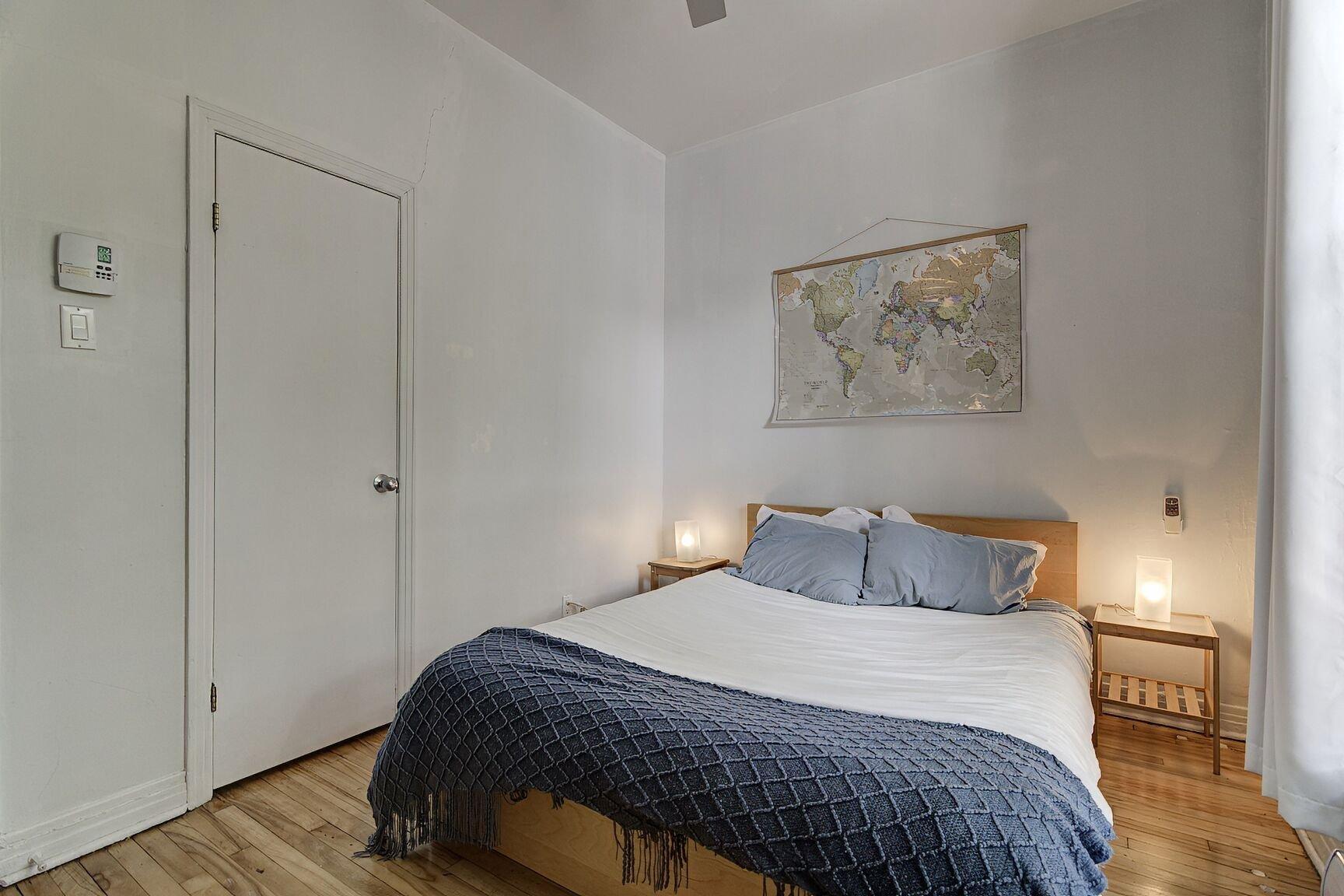 









3999

 - 4003


Rue St-Hubert

,
Montréal (Le Plateau-Mont-Royal),




QC
H2L1B3

