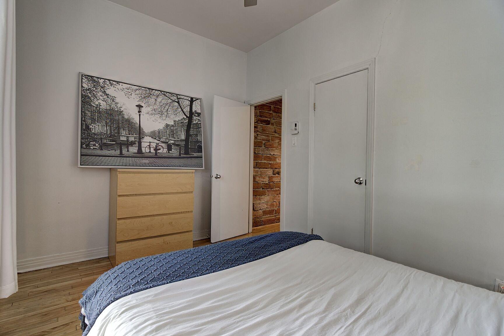 









3999

 - 4003


Rue St-Hubert

,
Montréal (Le Plateau-Mont-Royal),




QC
H2L1B3

