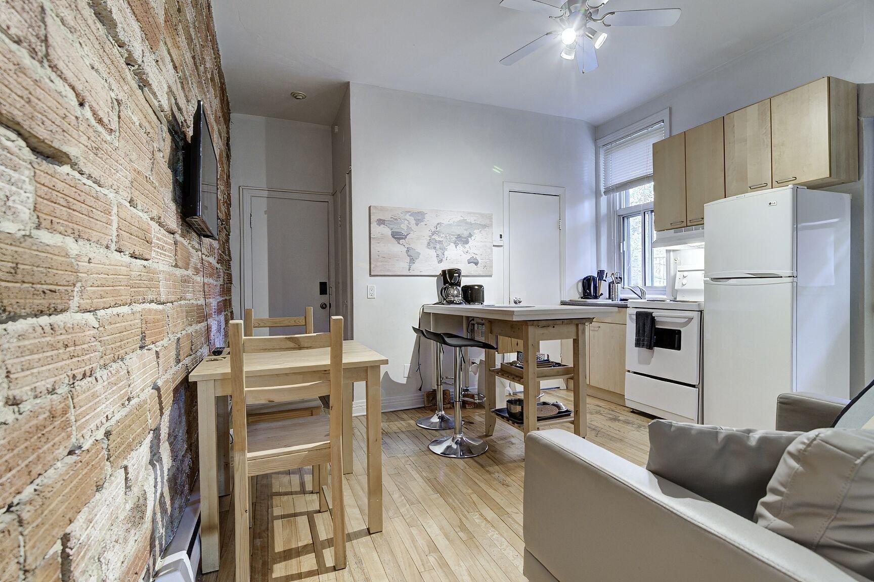 









3999

 - 4003


Rue St-Hubert

,
Montréal (Le Plateau-Mont-Royal),




QC
H2L1B3

