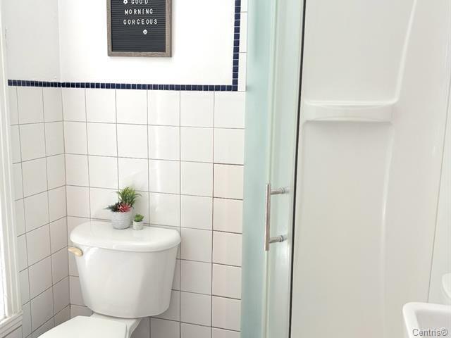 









3999

 - 4003


Rue St-Hubert

,
Montréal (Le Plateau-Mont-Royal),




QC
H2L1B3

