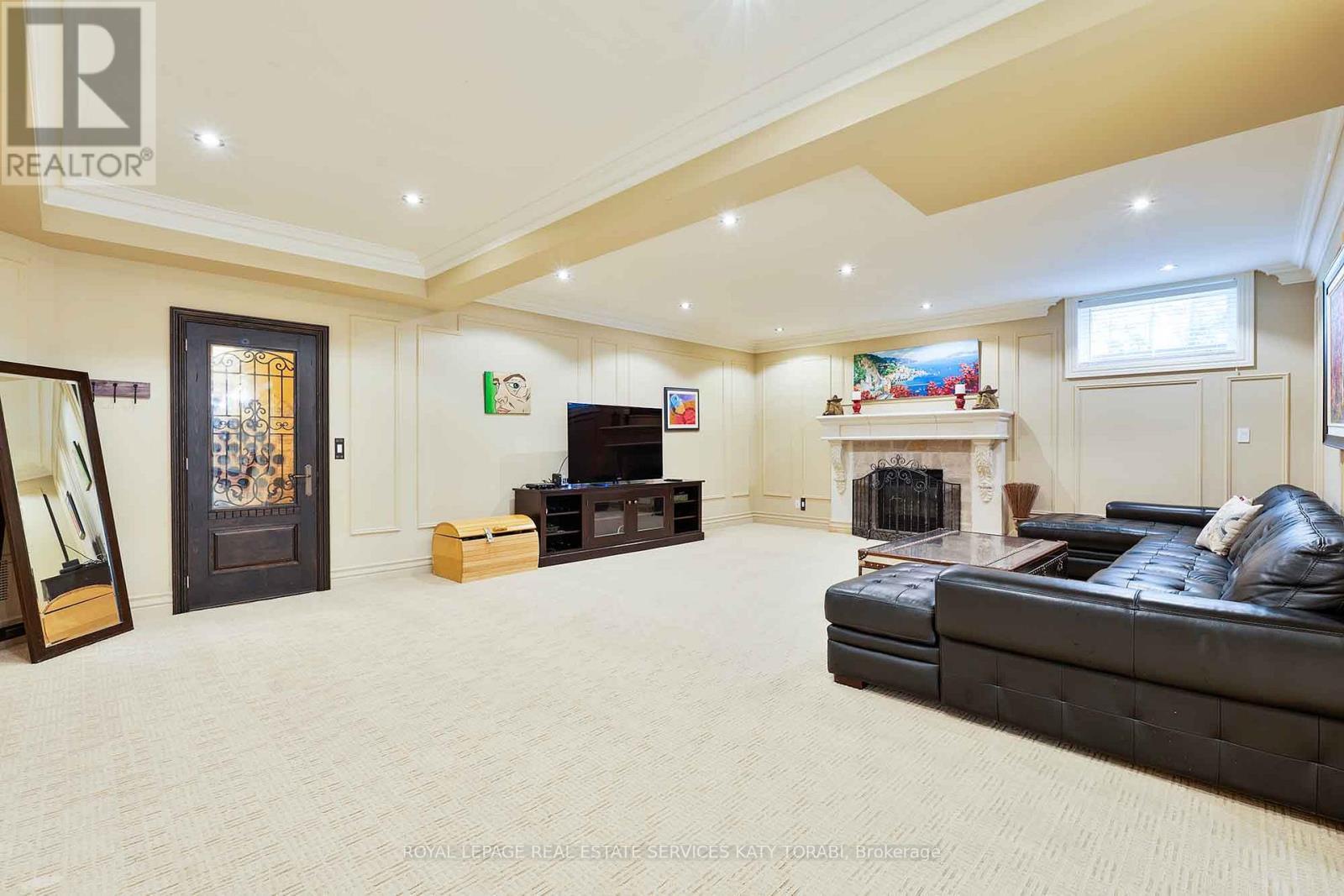 












73 YORKMINISTER ROAD

,
Toronto,




Ontario
M2P1M4

