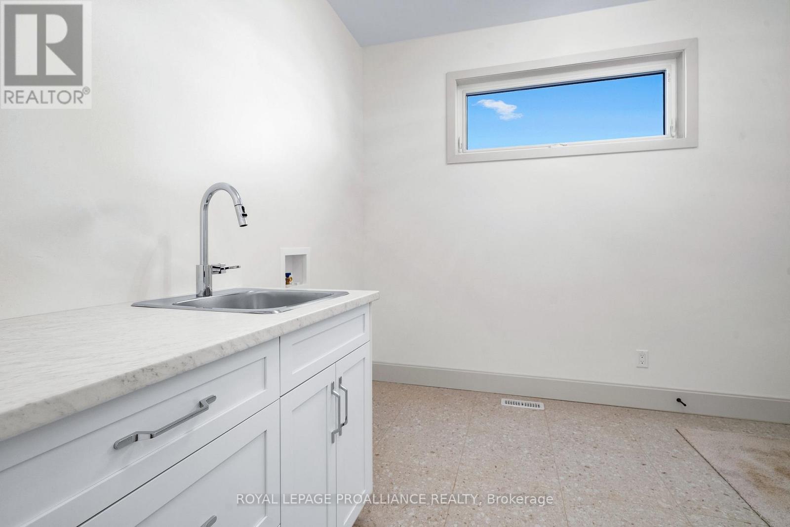 












152 SIENNA AVENUE

,
Belleville (Belleville Ward),




Ontario
K8P0H3

